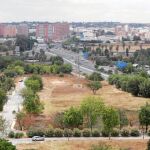 Al fondo, la zona no construida de Los Bermejales en la que se pretende construir un pabellón multiusos con capacidad para 15.000 personas