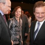 Hereu se dirige hacia el escenario tras saludar a Tura y Montilla en el Palau de Congressos de Barcelona