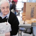 Una religiosa atiende un comedor social en Madrid. La Iglesia cuenta con 391.000 centros de ayuda a inmigrantes