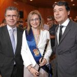 la recién estrenada alcaldesade Aranjuez, María José Martínez, acompañada de Ignacio González.