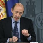 Rubalcaba canta por Amaral para atacar al PP