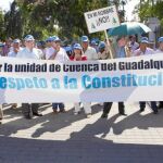 Miembros de varias asociaciones de regantes pidieron ayer a las puertas del Parlamento que el Estado mantenga las competencias del río