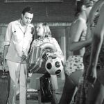 Gracita Morales y Antonio Ozores, matrimonio en la película, llegan a Benidorm, donde van a veranear