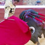 El Fandi se estira en un derechazo, ayer, en Huelva