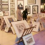 Para todos los bolsillos. Una de las tiendas que exponen sus obras en la Almoneda que ha abierto sus puertas