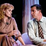 Vicky Peña y Àlex Casanovas, como Blanche y Mitch, en una escena de la obra