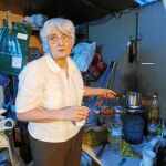 UN CAMPING GAS Y UN VENTILADOR. En apenas 15 metros cuadrados, Juana pasa de la cocina al salón y al dormitorio. A pesar de la precariedad de lo que la rodea, intenta crear un ambiente de hogar para su marido y su hijo.