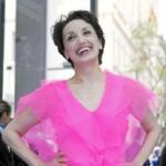 Para la ocasión se enfundó un vaporoso traje de Amaya Arzuaga, en rosa, el color de la lucha contra la enfermendad.