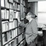 El escritor en uno de sus espacios preferidos, la biblioteca de su casa de Salamanca (1996)