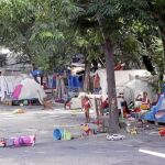Los alrededores del río Guadalquivir a la altura del Charco de la Pava vuelven a ofrecer una imagen sucia y abandonada; los chabolistas aumentan a medida que pasa el verano