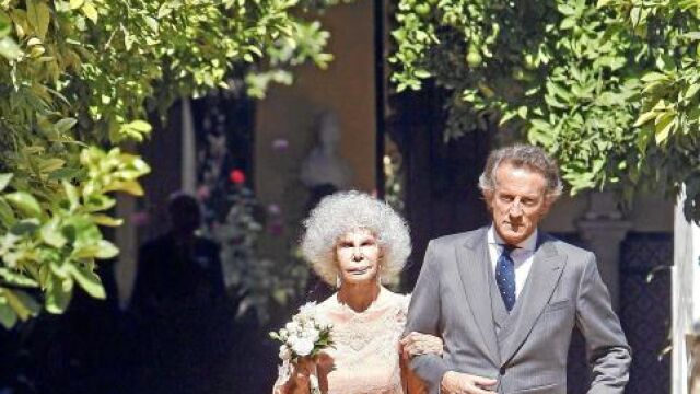 LOS DUQUES DE ALBA a su salida de Dueñas, donde residen desde su enlace matrimonial LOS DUQUES DE ALBA a su salida de Dueñas, donde residen desde su enlace matrimonial