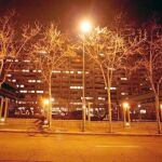La imagen muestra una farola encendida que verá reducido su gasto eléctrico