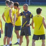 Guardiola conversa con Gerard Piqué, suplente en Milán, durante un entrenamiento