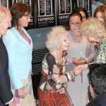 La Duquesa de Alba, una de las múltiples personalidades que estuvo en los distintos actos, saluda a Camilla