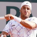 Feliciano López vence y pasa