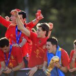 El delantero de la selección española de fútbol, David Villa, sostiene la Copa del Mundo junto a sus compañeros, en el autobús descapotable que les pasea por las calles de Madrid