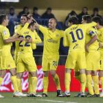 El delantero italiano del Villarreal CF Giuseppe Rossi (3i) celebra su segundo gol ante la Real Sociedad junto a sus compañeros Bruno Soriano (2i), Borja Valero (c), Rubén Gracia "Cani"(3d) y los argentinos Marco Rubén (i) Gonzalo Rodríguez (2d) y Mateo