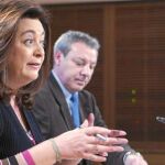 Mar Moreno y Francisco Álvarez de la Chica, ayer, en Sevilla, tras el Consejo de Gobierno