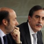 El vicepresidente primero del Gobierno, Alfredo Pérez Rubalcaba y el titular de Trabajo e Inmigración, Valeriano Gómez
