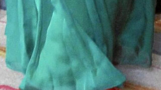 Un detalle de los llamativos zapatos de la Duquesa de Alba durante la cena de gala en el Palacio Real.