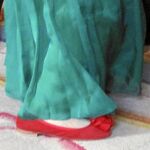 Un detalle de los llamativos zapatos de la Duquesa de Alba durante la cena de gala en el Palacio Real.