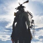 Un indio, en un atardecer en una reserva india en Estados Unidos