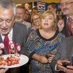 El presidente de la Junta, José Antonio Griñán, visitó ayer la feria agroalimentaria «Andalucía Sabor» en Sevilla y probó algunos platos. Tras conocerse la sentencia, el presidente andaluz no se pronunció