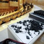 Los auriculares fueron los grandes protagonistas en el Pleno de ayer en el Senado