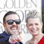 Ricky Gervais, a su llegada a la gala, con la actriz Jane Fallon