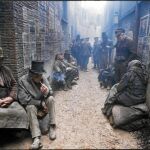 Recreación de las calles de Londres que hizo Roman Polanski para la adaptación de «Oliver Twist». Debajo, Dickens