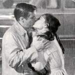 George Peppard y Audrey Hepburn en la escena final de «Desayuno con diamantes». A la derecha, Alain Badiou
