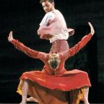 Dos bailarines de la CND, en la pieza «Remansos»