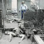 Cuerpos calcinados de las víctimas de la erupción del Merapi frente a una casa en el pueblo de Argomulyo, en Cangkringan