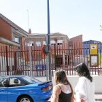 Los epidemiólogos tomaron muestras del colegio para determinar el foco del hongo