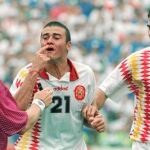 Luis Enrique muestra a Sándor Puhl, la herida que le provocó el codazo de Tassotti