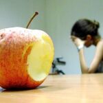 Una preocupación excesiva por la imagen, unida a síntomas físicos como la pérdida de la menstruación en las chicas y de masa muscular en los chicos, debe hacer saltar las alarmas