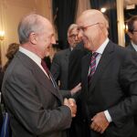 Duran Lleida saluda al presidente de Bankia, Rodrigo Rato, a su llegada al desayuno que tuvo lugar ayer en el hotel Ritz de Madrid