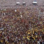 Devotos filipinos participan hoy, domingo 9 de enero de 2010, en la procesión del Nazareno Negro en Manila (Filipinas)