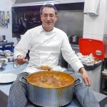 El chef adereza sus recetas con grandes dosis de humor