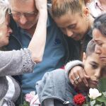 Noruegos consolándose unos a otros durante la Marcha de las Rosas celebrada el lunes en Oslo