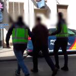 Uno de los detenidos en Murcia es conducido a dependencias policiales