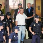 SIN EL PASAPORTE Teddy Bautista (el primero a la derecha), ayer a la salida de la Audiencia Nacional