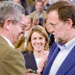 Mariano Rajoy y el acalde de Madrid, Alberto Ruiz- Gallardón, en la convención de Sevilla