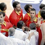 El seleccionador español da instrucciones a sus jugadores durante un tiempo muerto