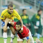 Alves trata de agarrar a Cristiano Ronaldo, en una acción del partido de ayer