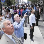 Muchas personas salieron de los edificios tras sentir los efectos del terremoto en Filadelfia
