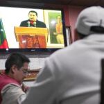 En un bar en Caracas, un grupo de venezolanos se enteró el jueves del cáncer que padece el mandatario