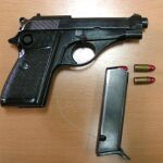 Encuentra al ladrón dormido en su casa con una pistola