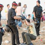 Los Mossos tuvieron que empeñarse a fondo para sacar a la gente de la playa