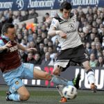 Gareth Bale centra ante la oposición de un defensa del West Ham